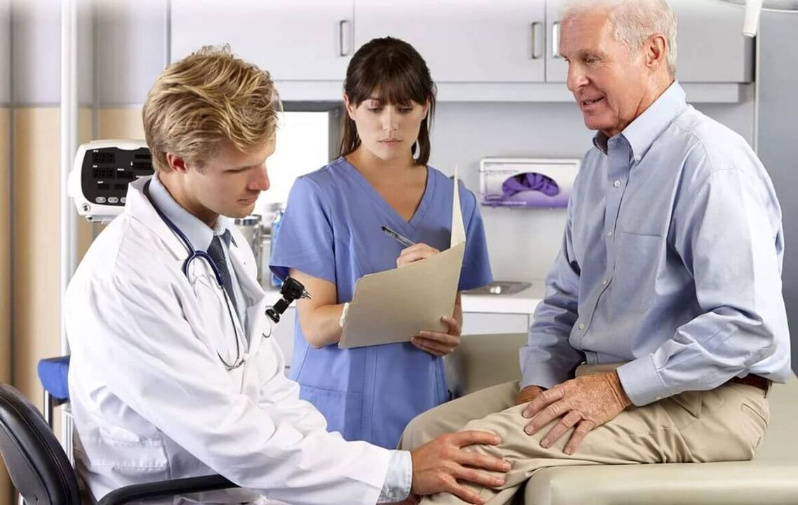 Un homme plus âgé avec une arthrose du genou dans un rendez-vous avec le médecin